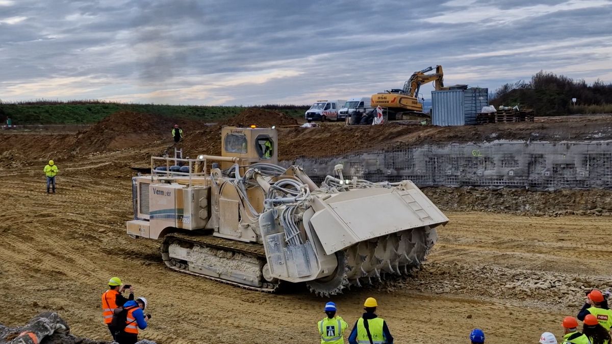 Kdepak odstřely. Skalní masiv pod budoucí D35 odsekává fréza